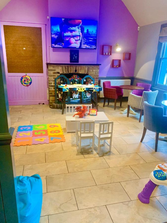 Отель Crown & Anchor Уокинг Экстерьер фото