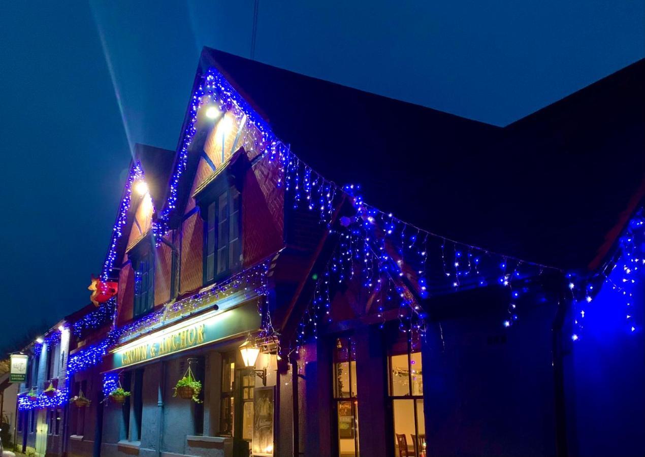 Отель Crown & Anchor Уокинг Экстерьер фото