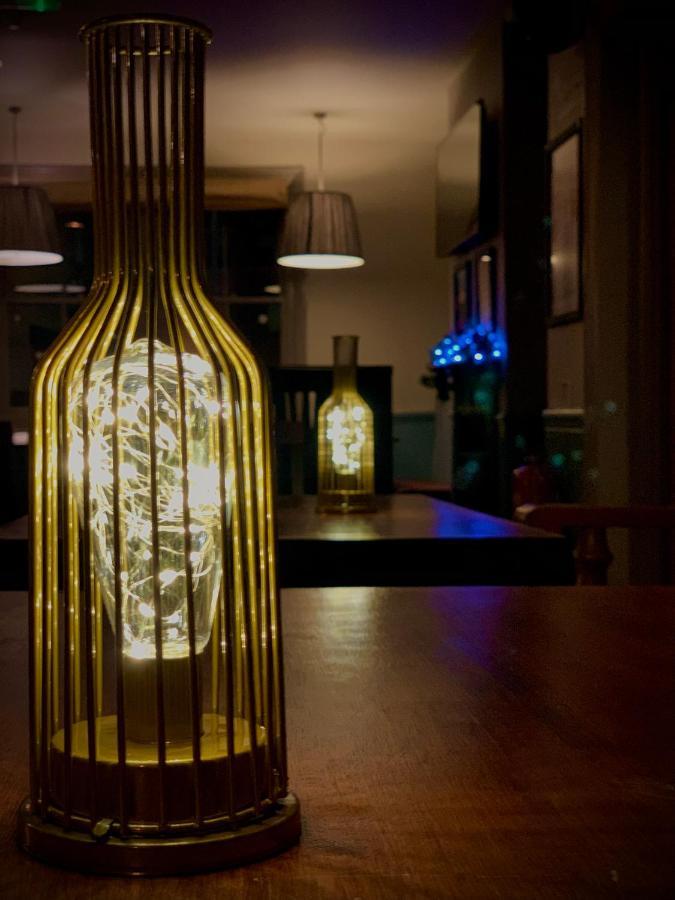 Отель Crown & Anchor Уокинг Экстерьер фото