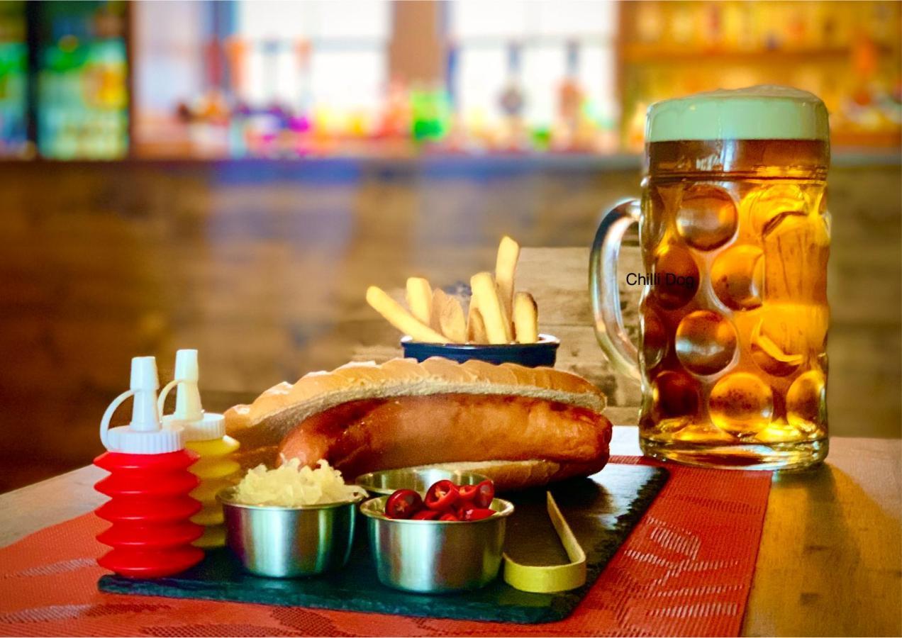 Отель Crown & Anchor Уокинг Экстерьер фото